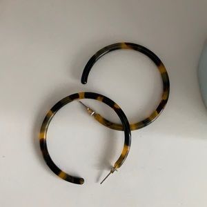 Tortoise acrylic hoop earrings
